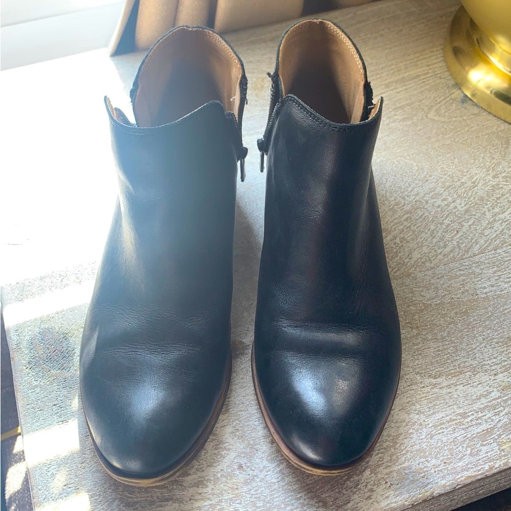 Burklee Lucky Brand booties 
Size 6 
GUC
Worn a handful of times 

Black leather